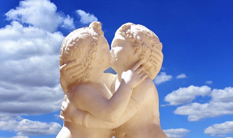 Kissing cherubs Dergeorge Pixabay Love 2625325_1280